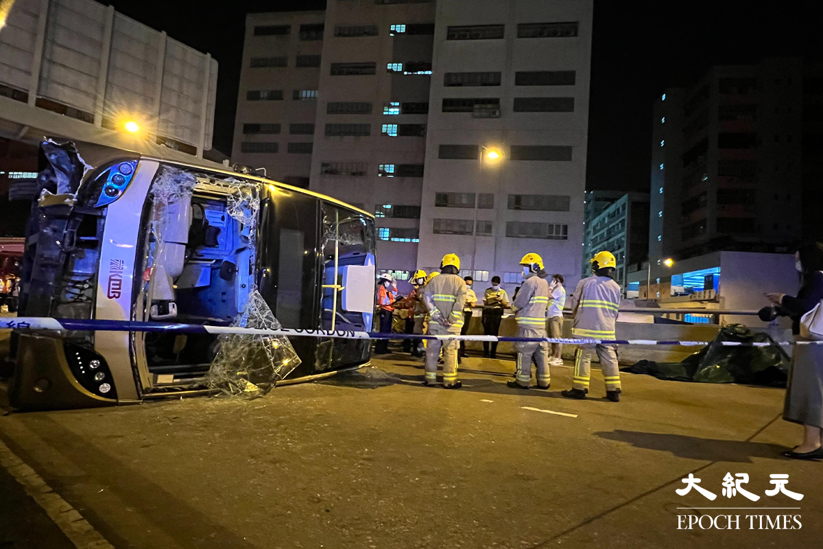 大圍昨晚（18日）有一輛巴士翻側，現場消息稱至少造成一死亡12人受傷。（米仔／大紀元）