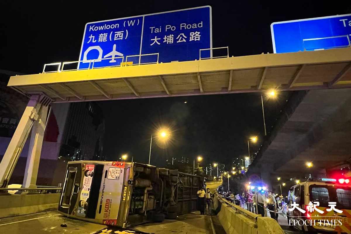 大圍昨晚（18日）有一輛巴士翻側，現場消息稱至少造成一死亡12人受傷。（米仔／大紀元）