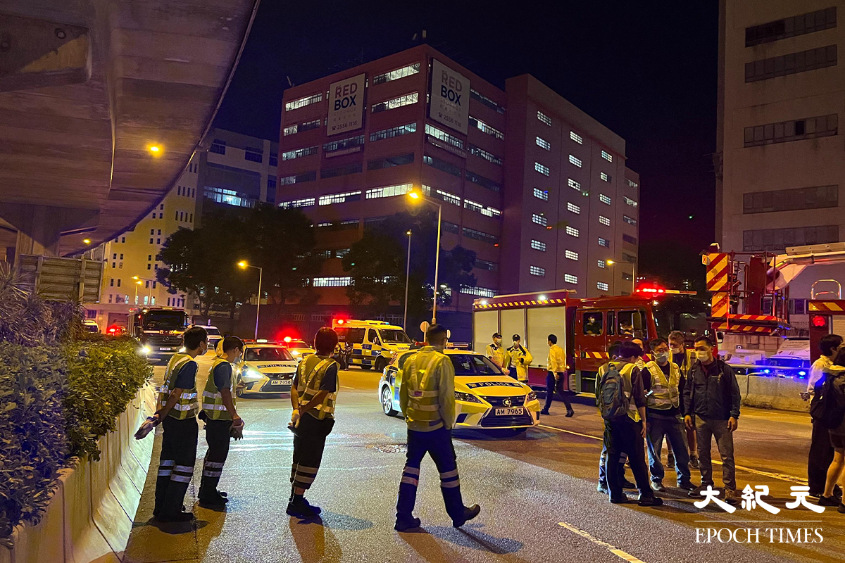 大圍昨晚（18日）有一輛巴士翻側，現場消息稱至少造成一死亡12人受傷。（米仔／大紀元）