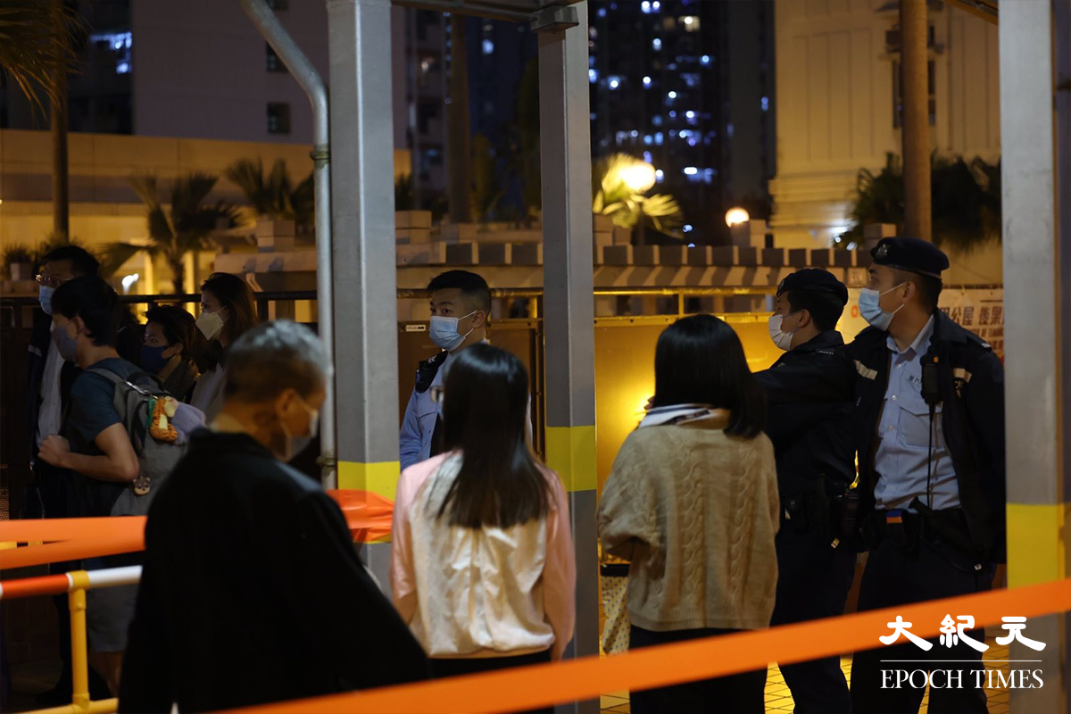 晚上約8時15分，受限區域內的居民被安排到平台檢測站，接受強制檢測。（李辰／大紀元）
