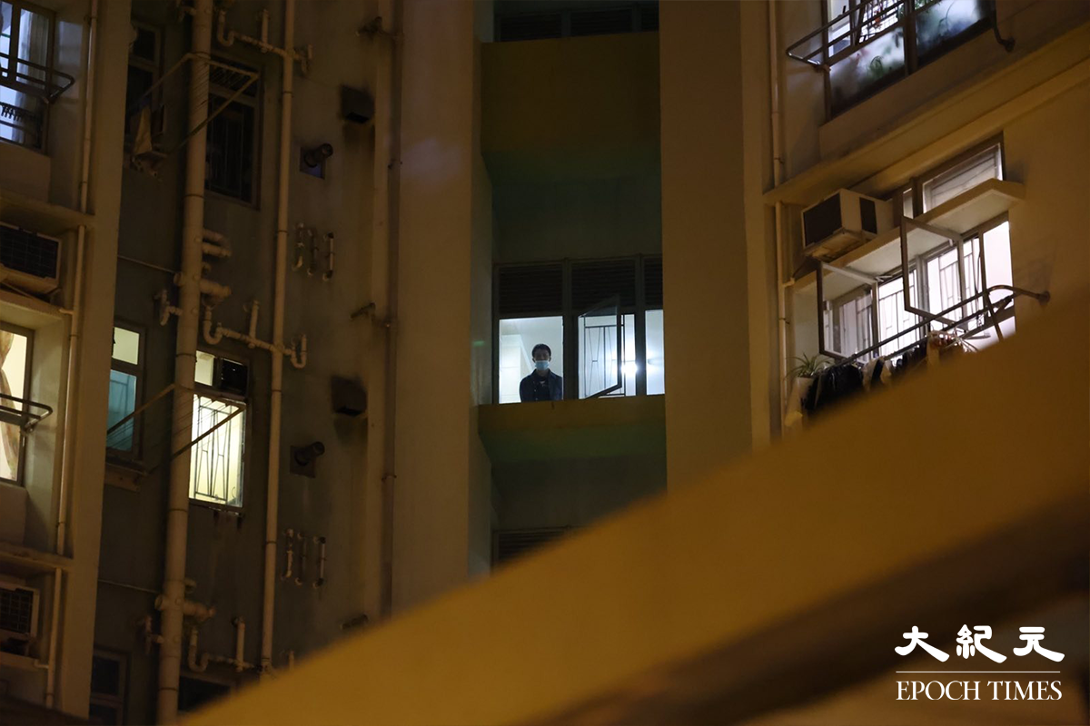 晚上約8時15分，受限區域內的居民被安排到平台檢測站，接受強制檢測。（李辰／大紀元）
