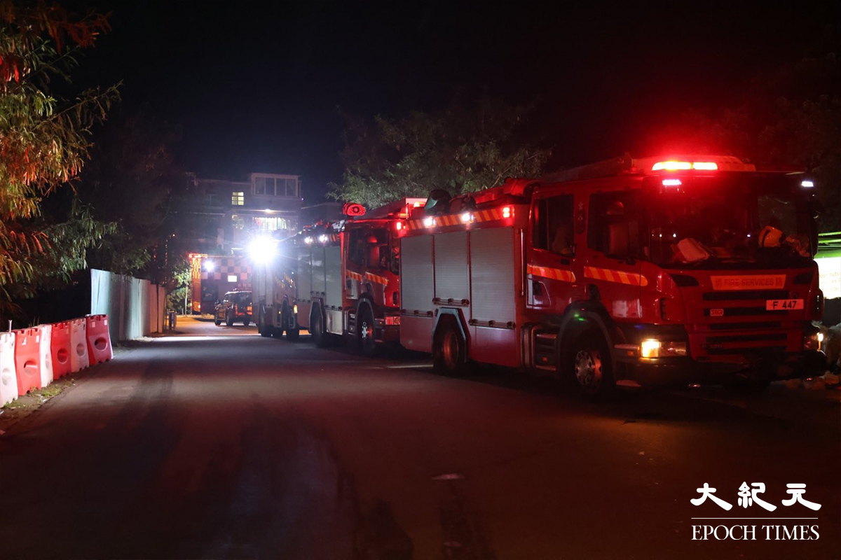消防接報後，派出20多輛消防車趕抵現場，並在公庵路白沙村口設置臨時指揮中心，多輛救護車亦在場戒備。（李辰／大紀元）