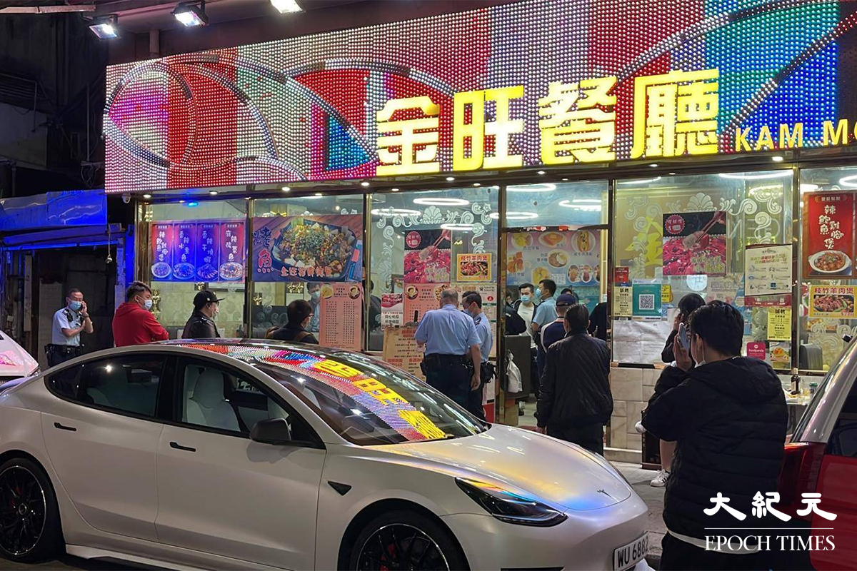 警方接到市民報案後，隨即派出兩輛衝鋒車，及大批警員趕抵旺角金旺餐廳。（李辰／大紀元）