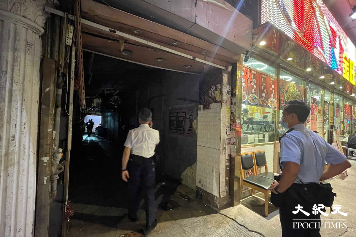 警方將藏有違禁品的男子拘捕後，曾一度封鎖鄰近餐廳，的一條後巷進行仔細搜查。（卓相如／大紀元）