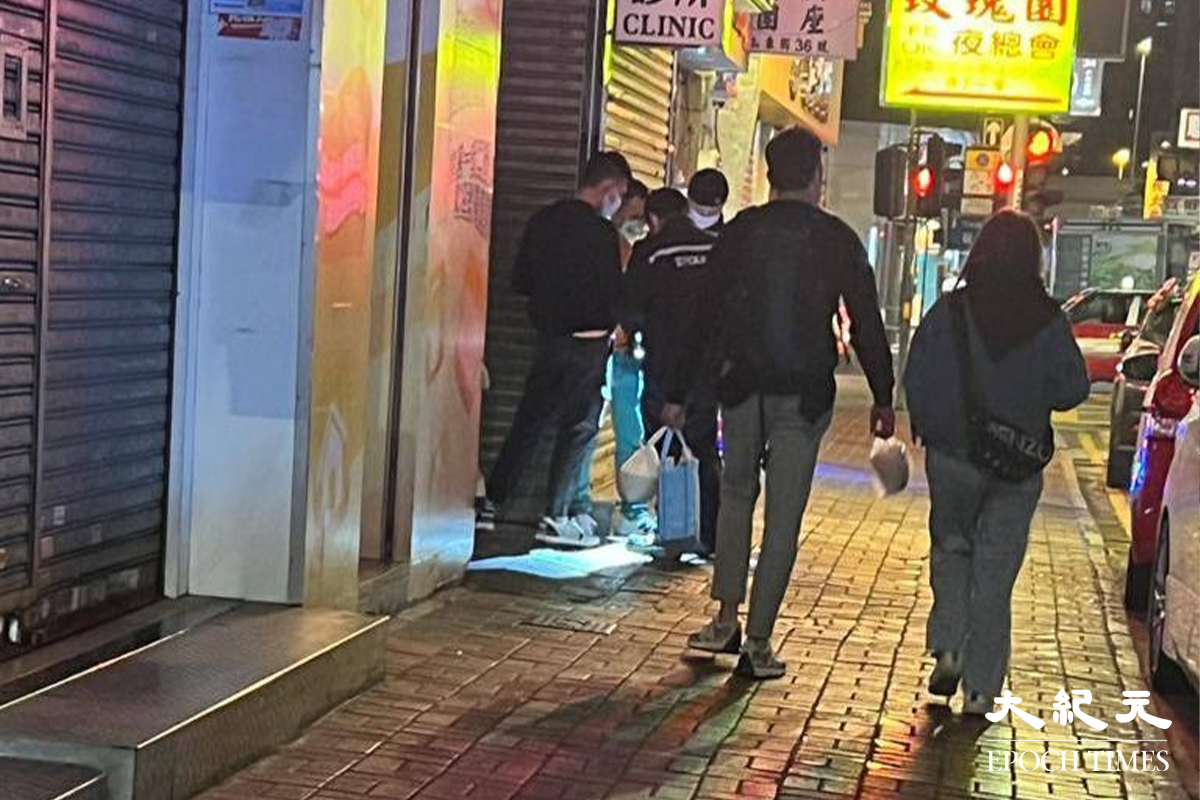 警方將藏有違禁品的男子拘捕後，曾一度封鎖鄰近餐廳，的一條後巷進行仔細搜查。（卓相如／大紀元）