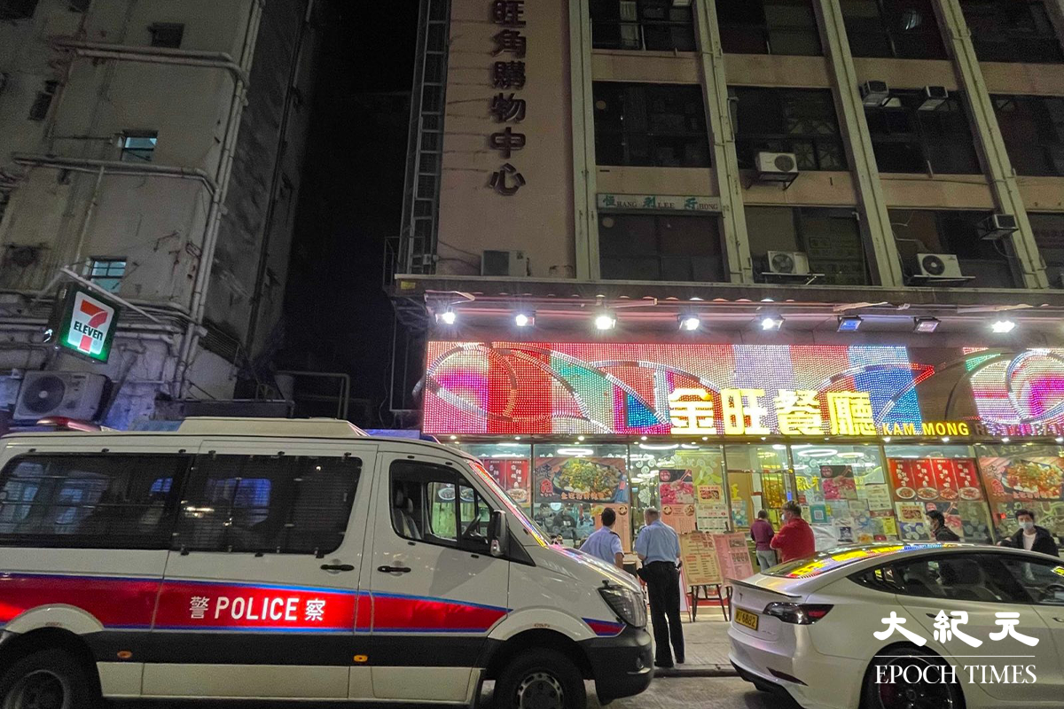 警方到場調查後，隨即將懷疑藏有違禁品的男子拘捕，並帶上警車。（卓相如／大紀元）
