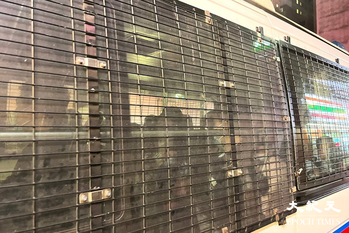 警方到場調查後，隨即將懷疑藏有違禁品的男子拘捕，並帶上警車。（卓相如／大紀元）