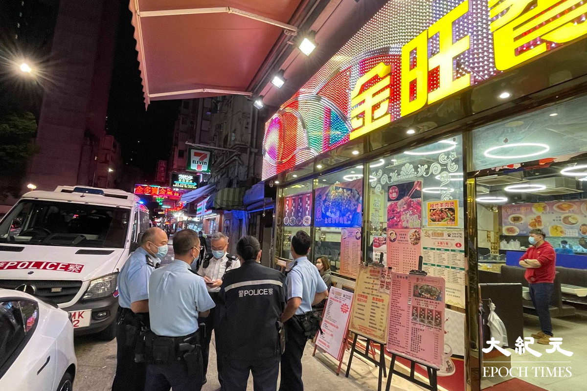 大批警員接報後，趕抵位於砵蘭街的金旺餐廳，拘捕懷疑藏有違禁品的男子後，並向餐廳內多名人士錄取口供。（卓相如／大紀元）