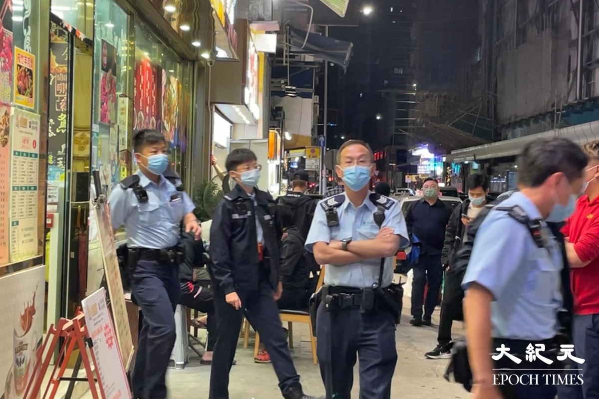 大批警員接報後，趕抵位於砵蘭街的金旺餐廳，拘捕懷疑藏有違禁品的男子後，並向餐廳內多名人士錄取口供。（卓相如／大紀元）