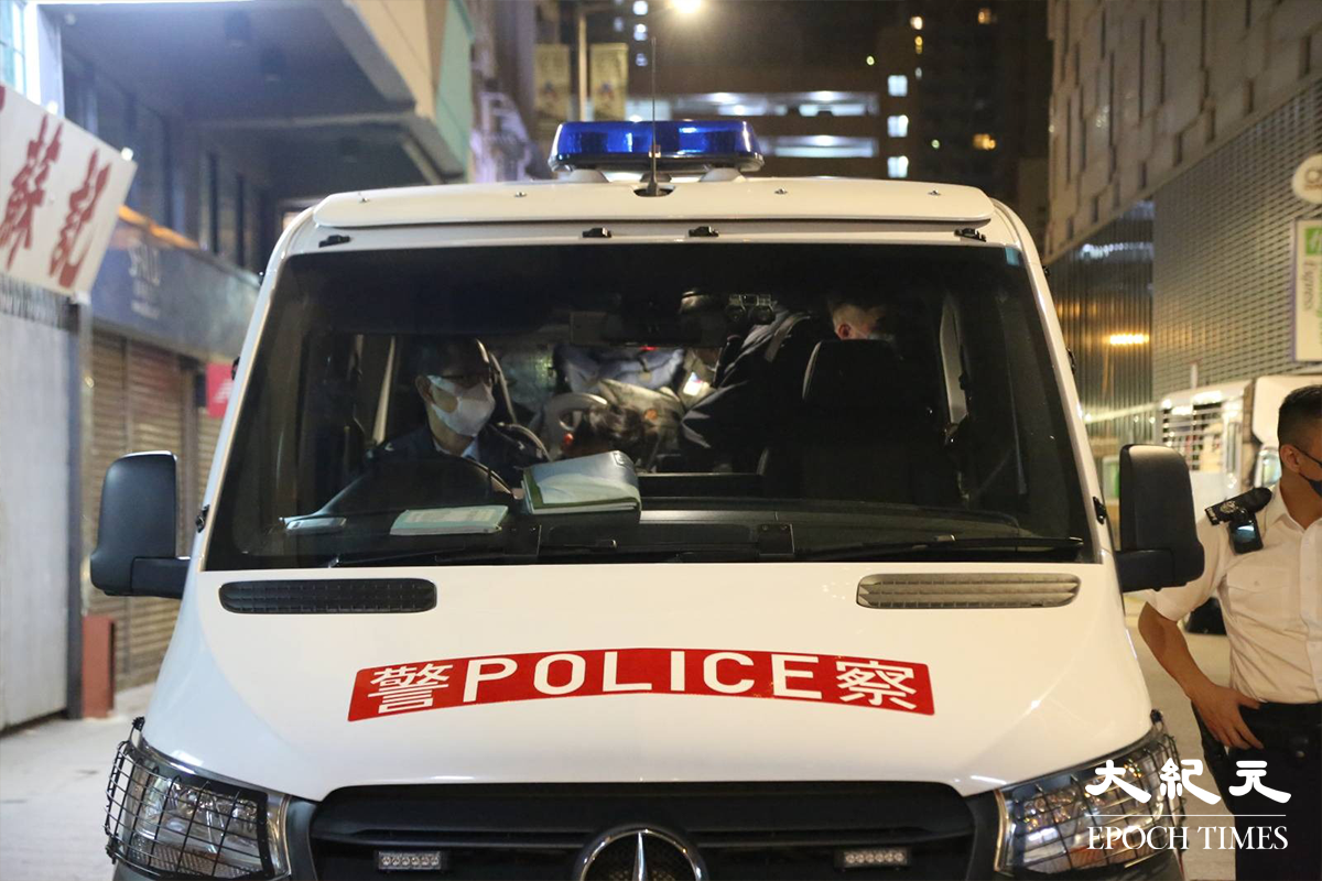 一名年約24歲的，販毒男子被警方拘捕後，隨即帶上警車。（金國米／大紀元）