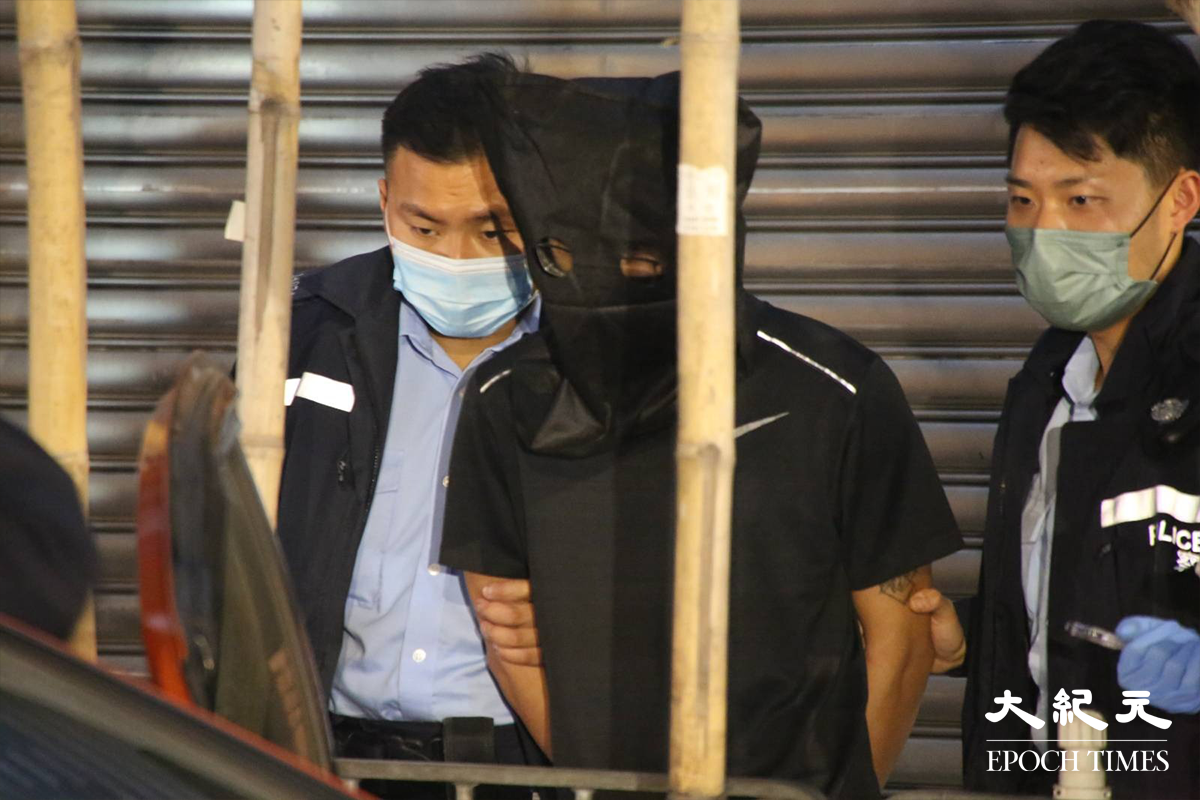 一名24歲男子駕駛私家車，於旺角登打士街警方設置的路障中，搜出霹靂可卡因及大麻花，隨即被警方拘捕。（金國米／大紀元）