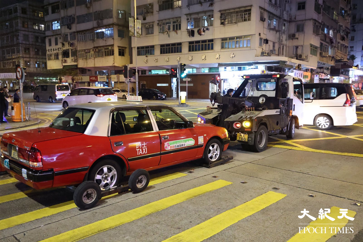 老婦人送院後，警方召來拖車將涉事的士，拖返汽車扣留中心繼續調查。（李辰／大紀元）