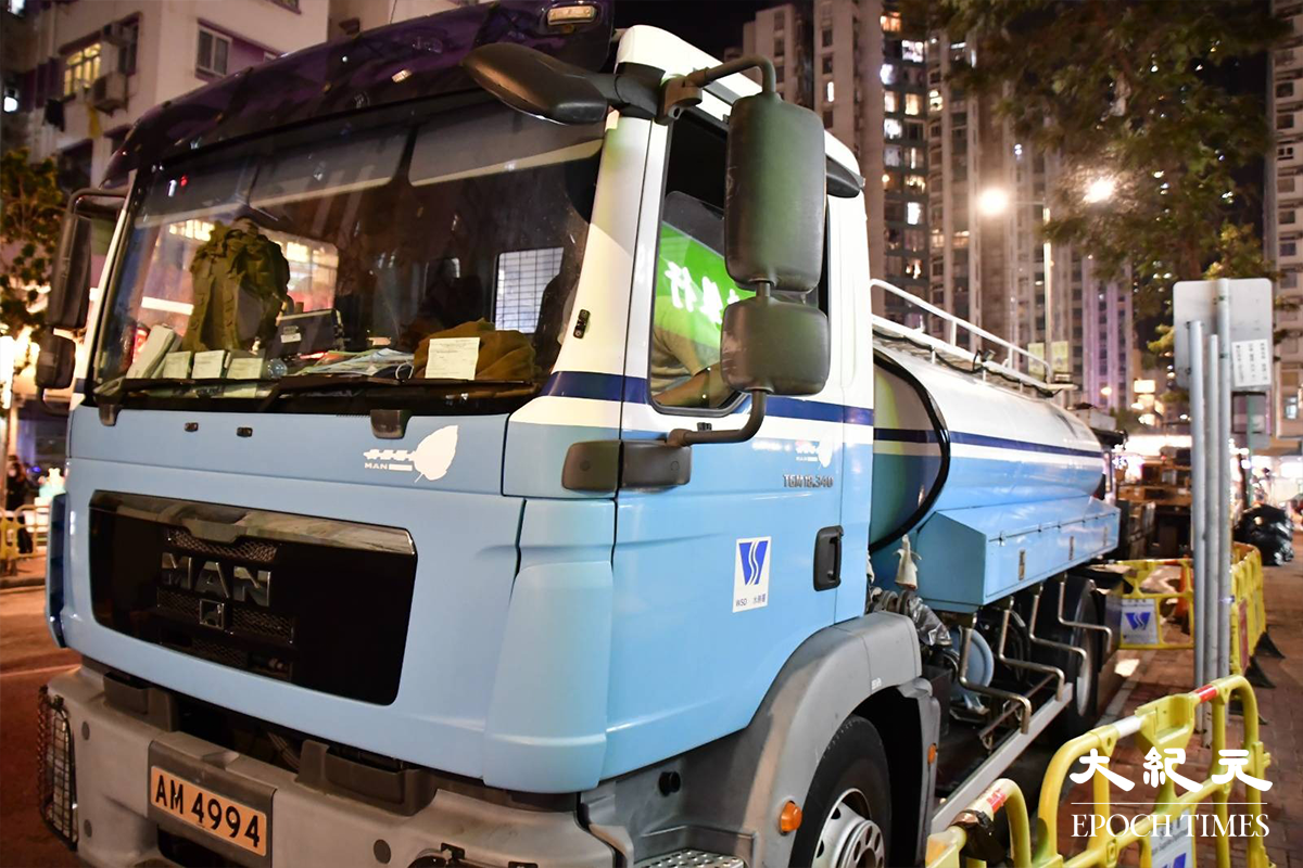 水務署安排水車及開放街喉，為受地底食水管爆裂影響的居民，提供臨時食水，有不少居民自行準備水桶盛載食水回家使用。（麥碧／大紀元）