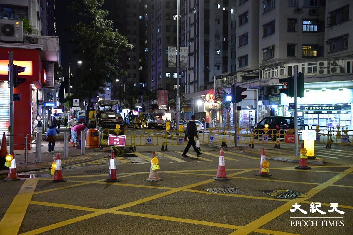 收到地底食水管爆裂影響，位於紅磡道與民泰街之間的，一段德民街需要臨時封閉，進行更換地底食水喉管，所有車輛不得轉入德民街。（麥碧／大紀元）