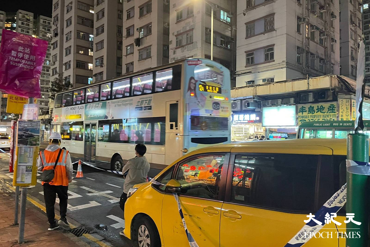 繼日前紅磡德民街地底淡水管爆裂後，今日傍晚紅磡德民街再次有水管爆裂，惟是次爆裂的是地底鹹水管。受地底鹹水管爆裂影響，附近數個巴士站需要改到德民街較前位置，工程人員亦已在場準備，晚上9時半開始封路搶修。（卓相如／大紀元）