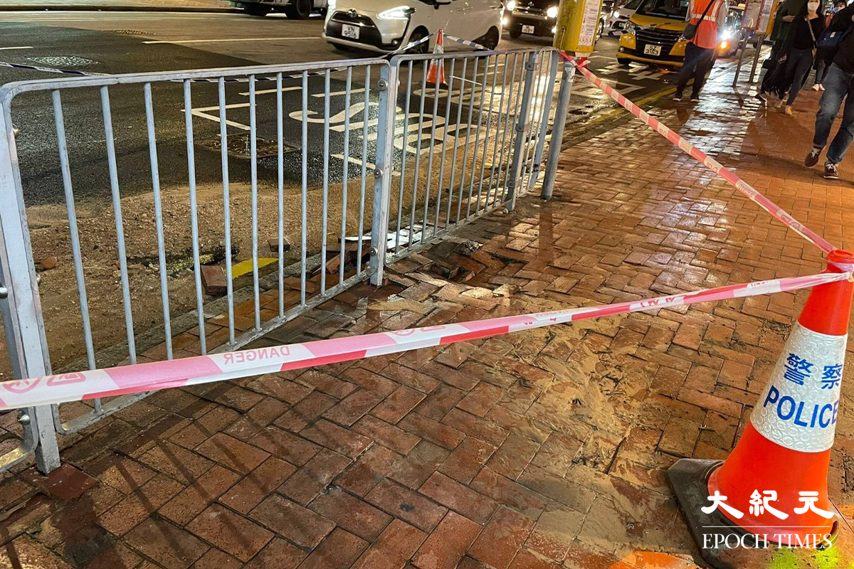 繼日前紅磡德民街地底淡水管爆裂後，今日傍晚紅磡德民街再次有水管爆裂，惟是次爆裂的是地底鹹水管。受地底鹹水管爆裂影響，附近數個巴士站需要改到德民街較前位置，工程人員亦已在場準備，晚上九時半開始封路搶修。（卓相如／大紀元）