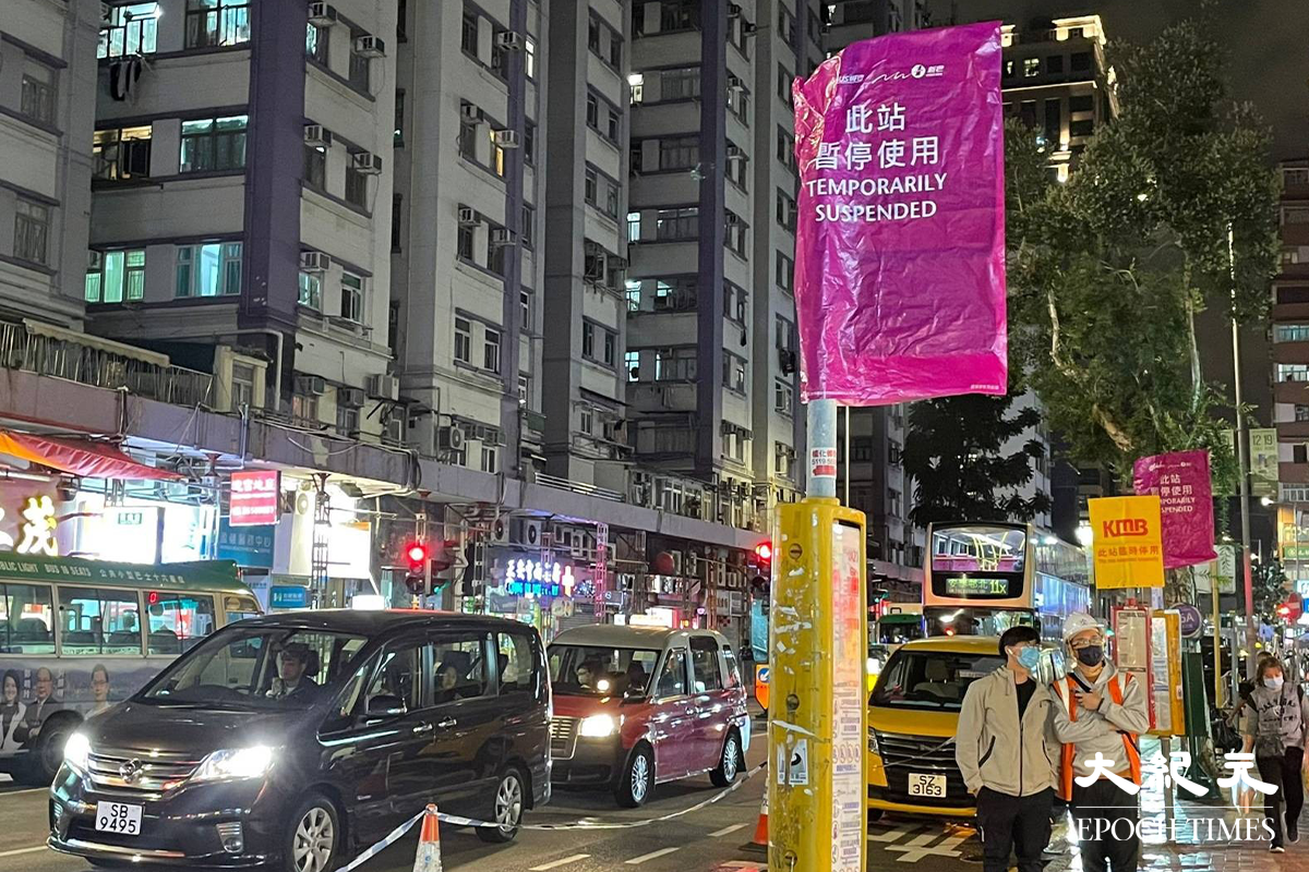 繼日前紅磡德民街地底淡水管爆裂後，今日傍晚紅磡德民街再次有水管爆裂，惟是次爆裂的是地底鹹水管。受地底鹹水管爆裂影響，附近數個巴士站需要改到德民街較前位置，工程人員亦已在場準備，晚上九時半開始封路搶修。（卓相如／大紀元）