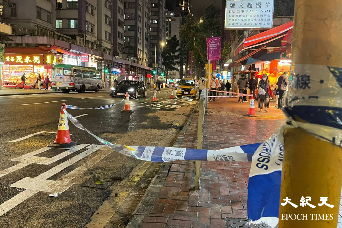 繼日前紅磡德民街地底淡水管爆裂後，今日傍晚紅磡德民街再次有水管爆裂，惟是次爆裂的是地底鹹水管。受地底鹹水管爆裂影響，附近數個巴士站需要改到德民街較前位置，工程人員亦已在場準備，晚上九時半開始封路搶修。（卓相如／大紀元）