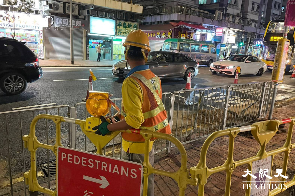 繼日前紅磡德民街地底淡水管爆裂後，今日傍晚紅磡德民街再次有水管爆裂，惟是次爆裂的是地底鹹水管。受地底鹹水管爆裂影響，附近數個巴士站需要改到德民街較前位置，工程人員亦已在場準備，晚上九時半開始封路搶修。（卓相如／大紀元）