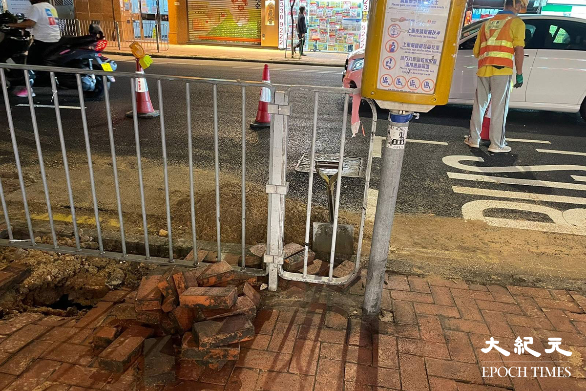 繼日前紅磡德民街地底淡水管爆裂後，今日傍晚紅磡德民街再次有水管爆裂，惟是次爆裂的是地底鹹水管。受地底鹹水管爆裂影響，附近數個巴士站需要改到德民街較前位置，工程人員亦已在場準備，晚上九時半開始封路搶修。（卓相如／大紀元）