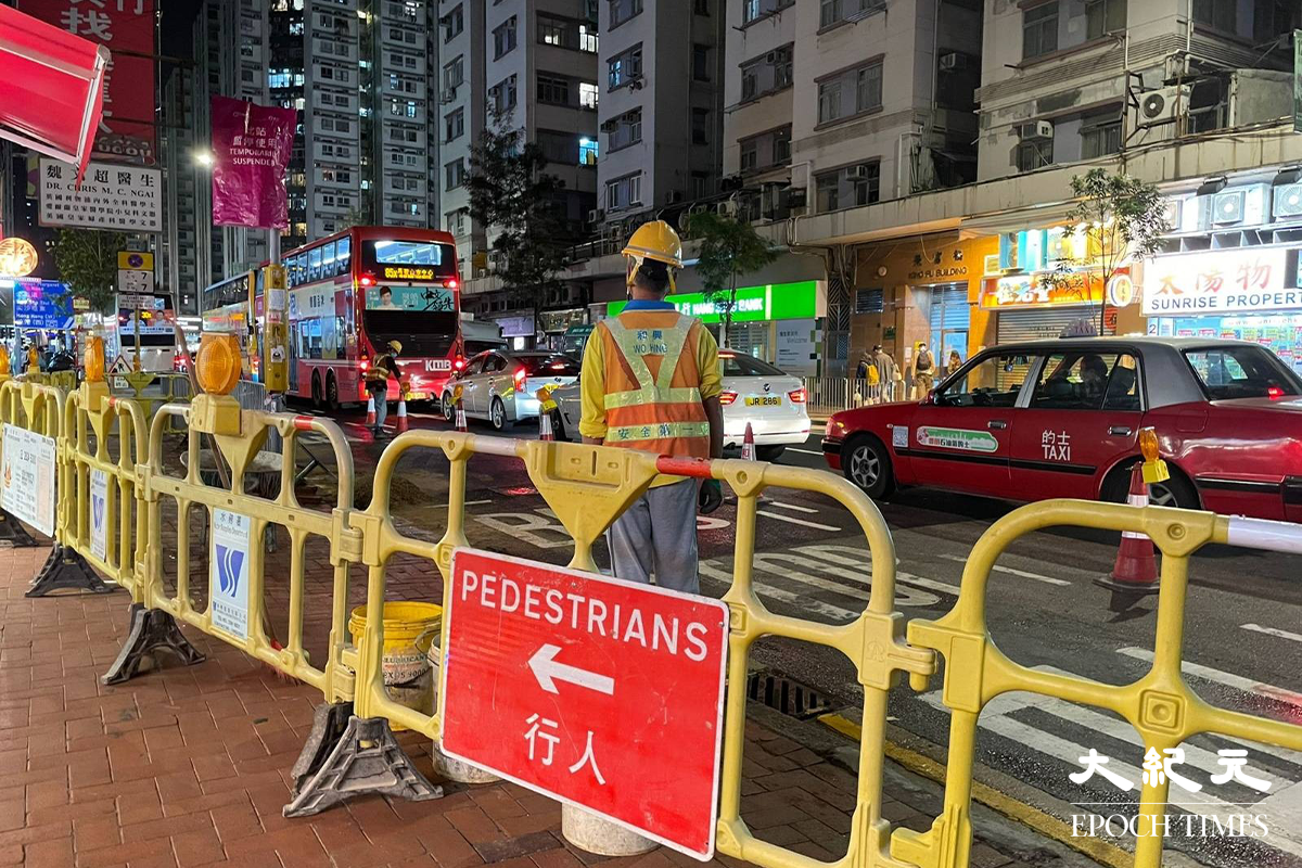 繼日前紅磡德民街地底淡水管爆裂後，今日傍晚紅磡德民街再次有水管爆裂，惟是次爆裂的是地底鹹水管。受地底鹹水管爆裂影響，附近數個巴士站需要改到德民街較前位置，工程人員亦已在場準備，晚上九時半開始封路搶修。（卓相如／大紀元）