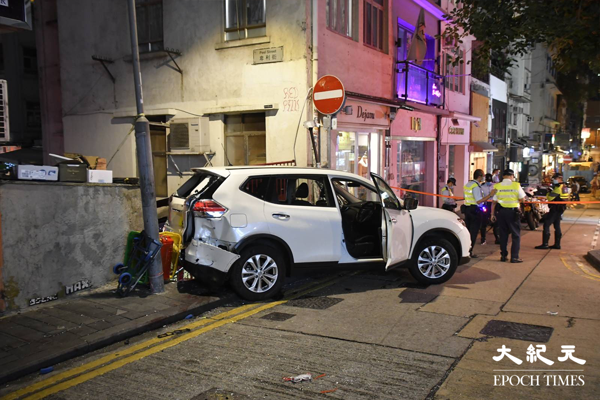 涉案懷疑手掣失靈的白色7人車，撞到士丹頓街41號對開一個石壆後，車尾位置嚴重損毀，車尾玻璃亦已碎裂。（麥碧／大紀元）