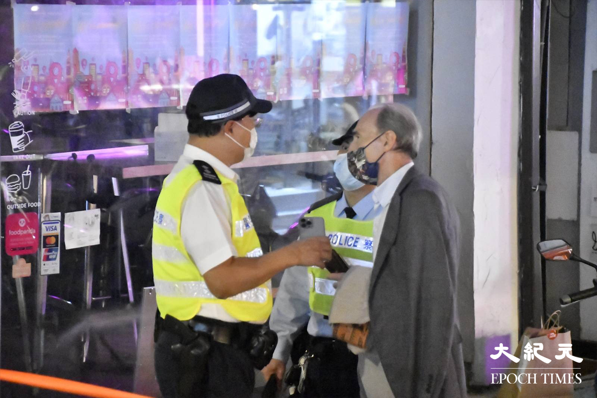 一名懷疑是涉案7人車女司機的，男性友人到場向警方了解情況。（麥碧／大紀元）