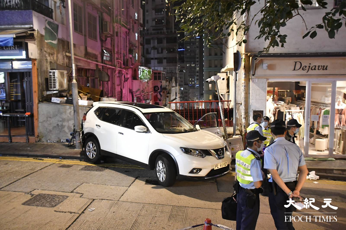 警方到場後，將介乎卑利街與鴨巴甸街的一段士丹頓街封閉。（麥碧／大紀元）