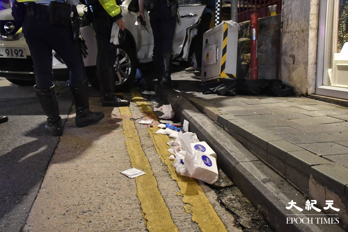 士丹頓街41號對開馬路旁，佈滿為傷者包紮及治理傷口用的棉花和紙巾。（麥碧／大紀元）