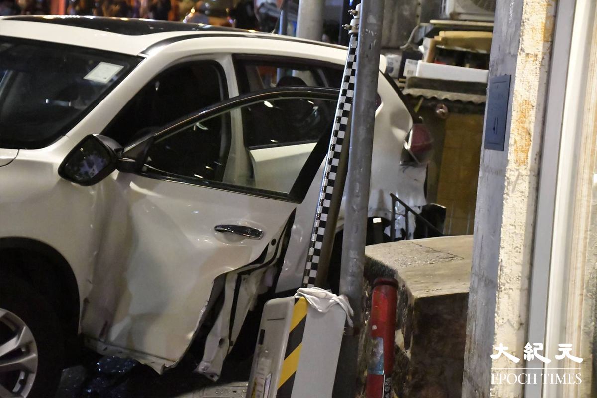 涉案7人車，左邊一隻車門撞至扭曲變形，車尾泵把飛脫，旁邊的一支閉路電視桿亦被撞至傾斜。（麥碧／大紀元）