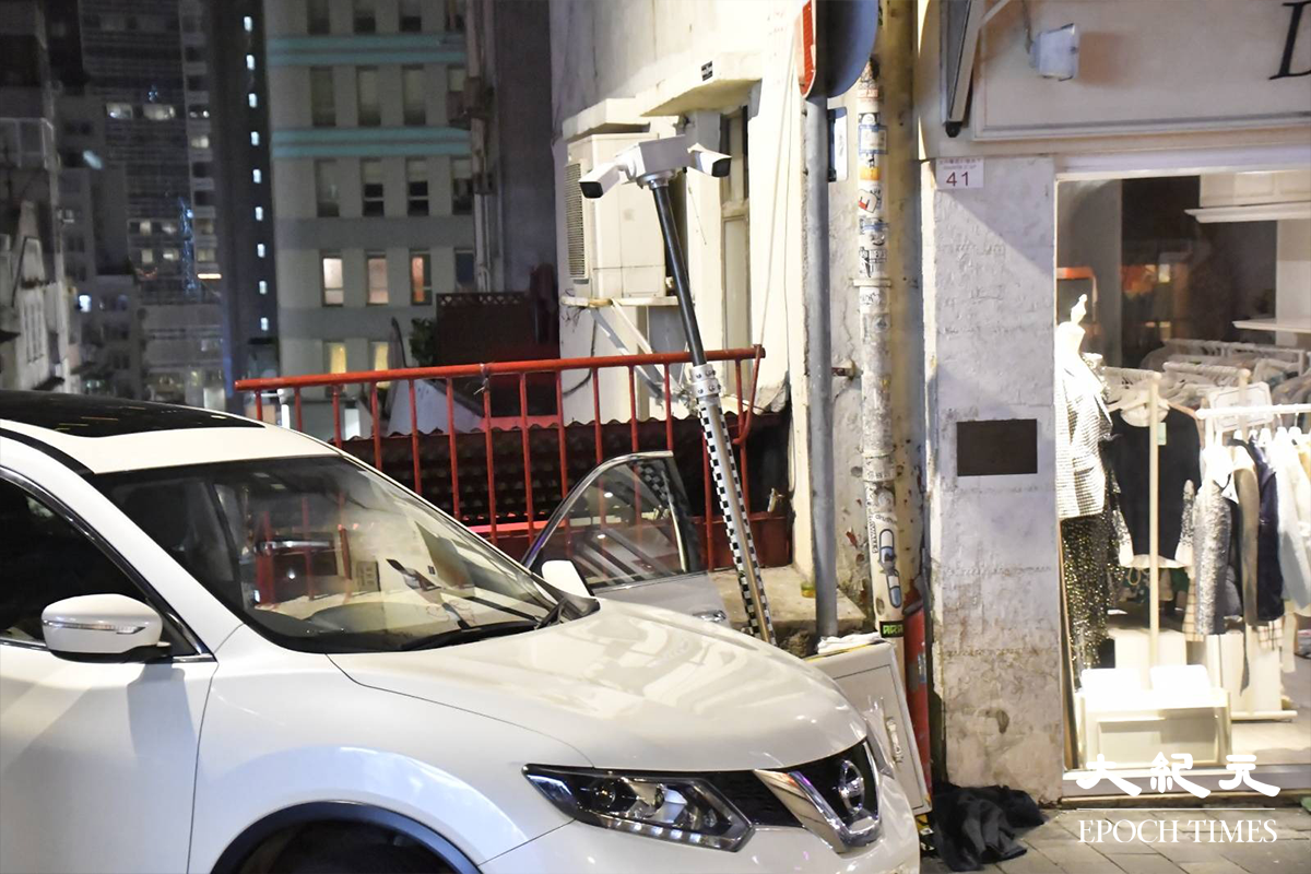 涉案7人車，左邊一隻車門撞至扭曲變形，車尾泵把飛脫，旁邊的一支閉路電視桿亦被撞至傾斜。（麥碧／大紀元）