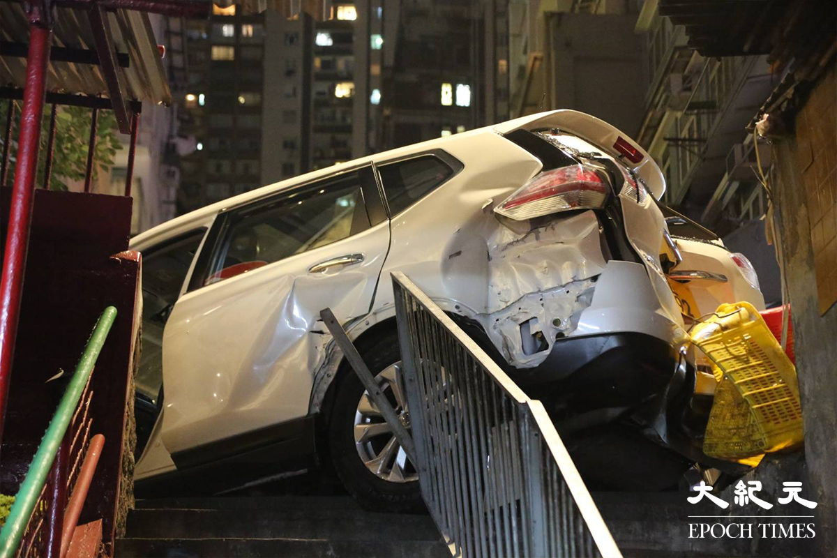 士丹頓街41號旁邊一條樓梯，涉案7人車亦將樓梯中間分隔的鐵欄撞至扭曲。（金國米／大紀元）