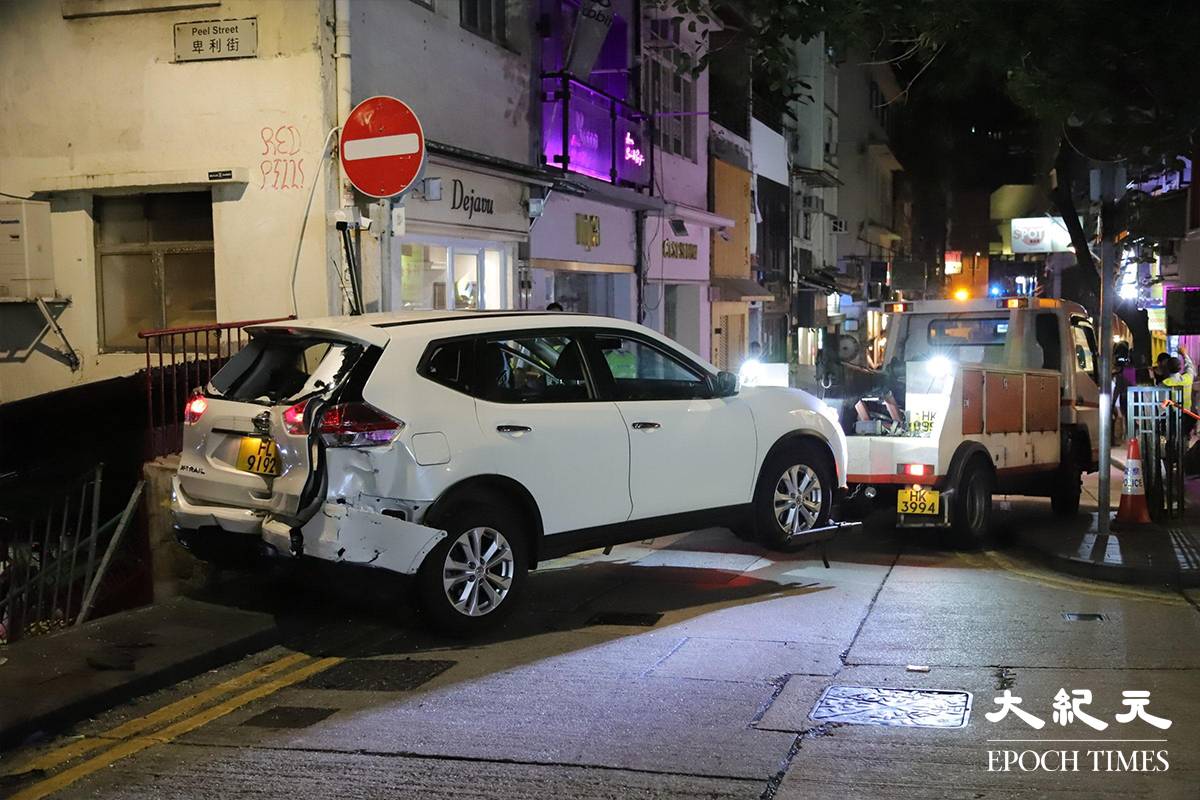 晚上約11時，拖車奉召到場將涉案7人車拖走。涉案車輛被拖走後，地面上剩低傷者流下的血漬。（譚嘉嘉／大紀元）