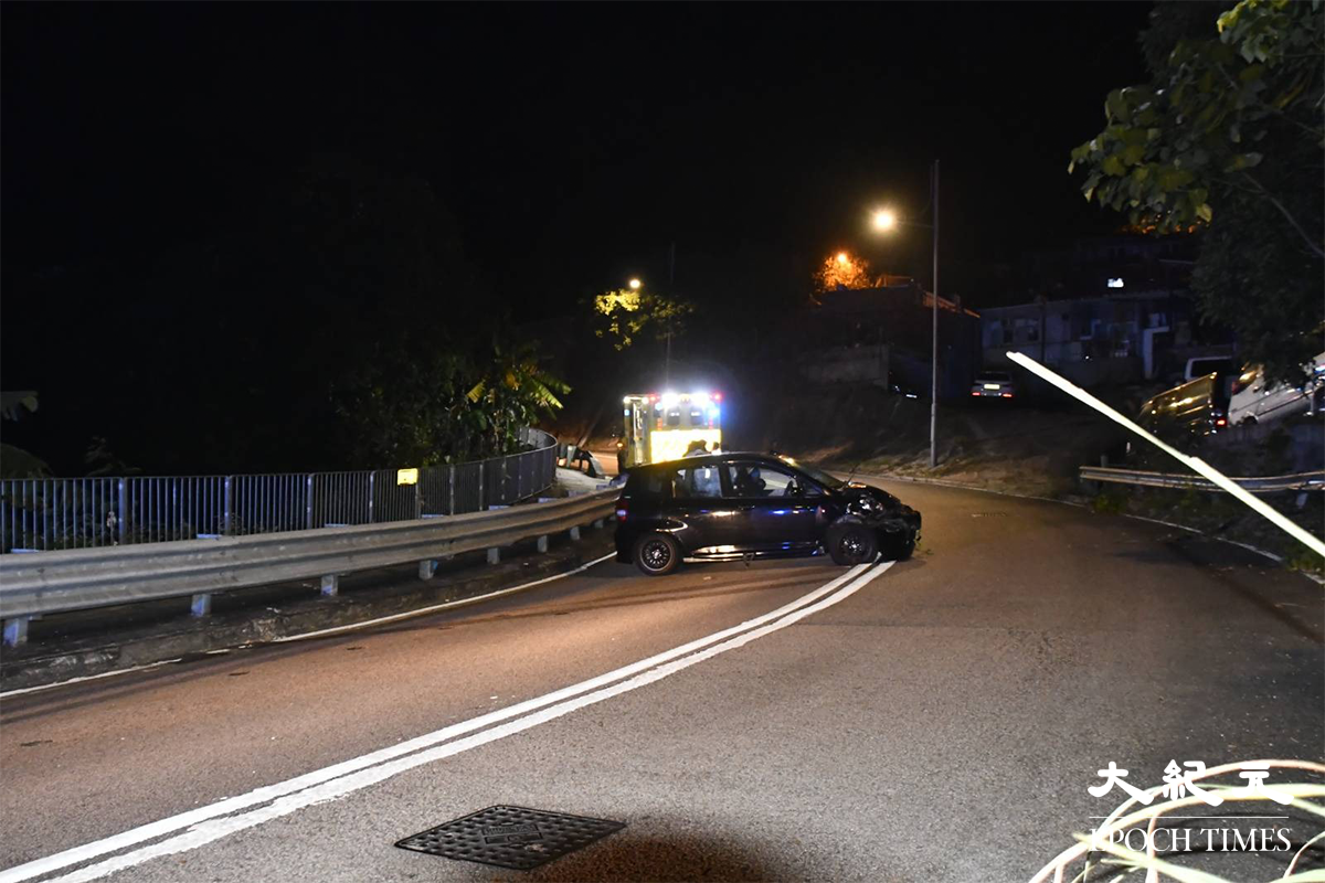 凌晨約4時，掛有P牌的黑色私家車，於荃錦公路朗逸峰對上一個彎位，懷疑爆呔失控越過對面線撞毀鐵欄後，反彈橫放荃錦公路，涉事私家車車頭嚴重損毀。（麥碧／大紀元）