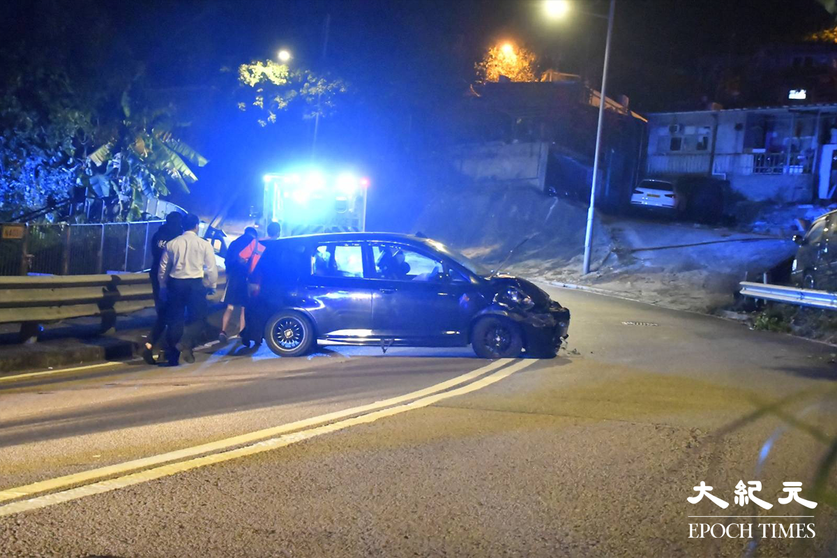 凌晨約4時，掛有P牌的黑色私家車，於荃錦公路朗逸峰對上一個彎位，懷疑爆呔失控越過對面線撞毀鐵欄後，反彈橫放荃錦公路，涉事私家車車頭嚴重損毀。（麥碧／大紀元）