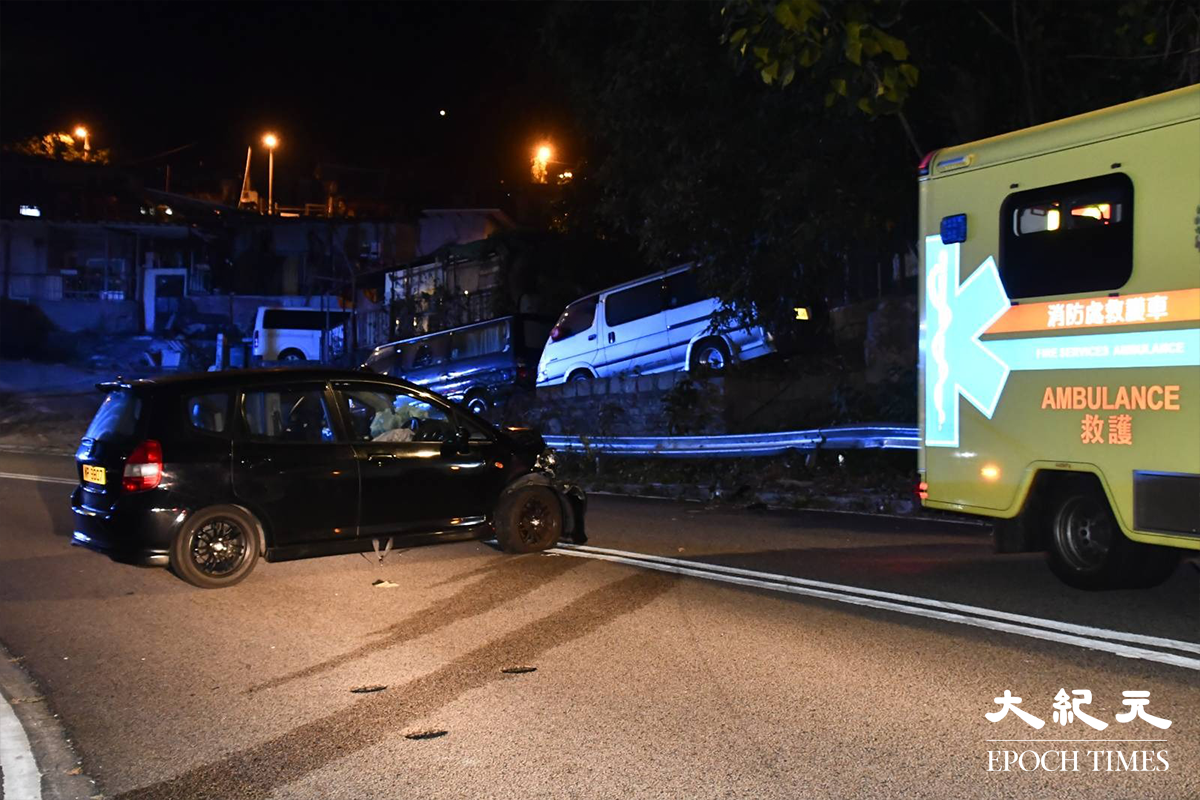 意外後，私家車橫放在荃錦公路一條行車線上，救護員接報趕到將兩名傷者，送往仁濟醫院接受治理。（麥碧／大紀元）