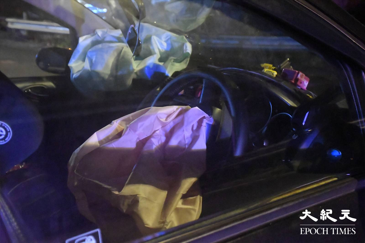 黑色P牌私家車猛烈撞擊鐵欄後，車輛安全氣袋全數彈出。（麥碧／大紀元）