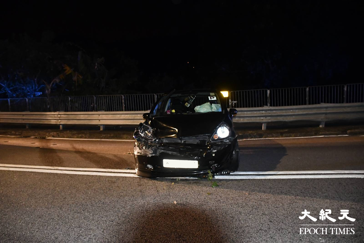 凌晨約4時，掛有P牌的黑色私家車，於荃錦公路朗逸峰對上一個彎位，懷疑爆呔失控越過對面線撞毀鐵欄後，反彈橫放荃錦公路，涉事私家車車頭嚴重損毀。（麥碧／大紀元）