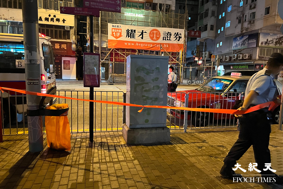 警方在36歲的士司機身上，搜出少量毒懷疑可卡因後拘捕，警方隨即拉起封鎖線，並派警員將涉案的士包圍。（譚嘉嘉／大紀元）