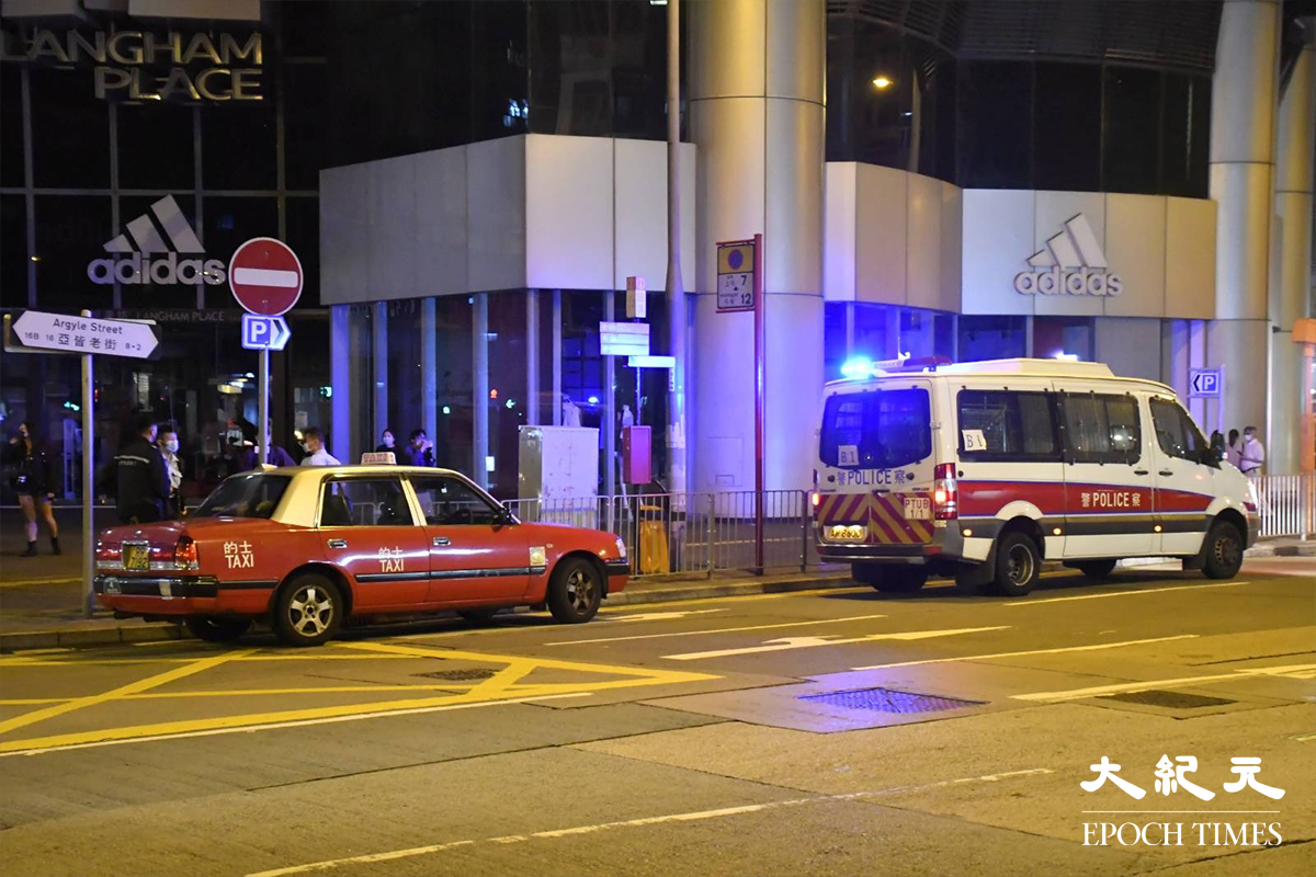 凌晨約1時，一名的士司機涉嫌藏毒被捕，警方隨即將涉案的士包圍，等待緝毒組探員到場搜證。（麥碧／大紀元）