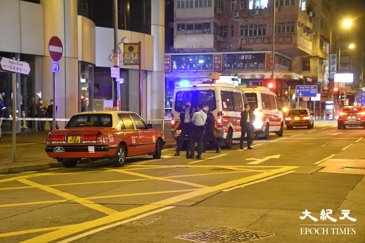 凌晨約1時，一名的士司機涉嫌藏毒被捕，警方隨即將涉案的士包圍，等待緝毒組探員到場搜證。（麥碧／大紀元）