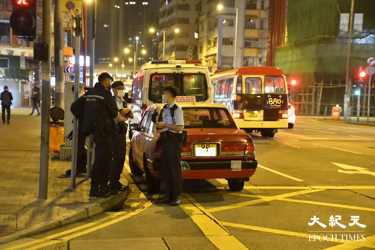 警方於亞皆老街與砵蘭街交界，朗豪坊對開拘捕一名36歲涉嫌藏毒的士司機。（麥碧／大紀元）