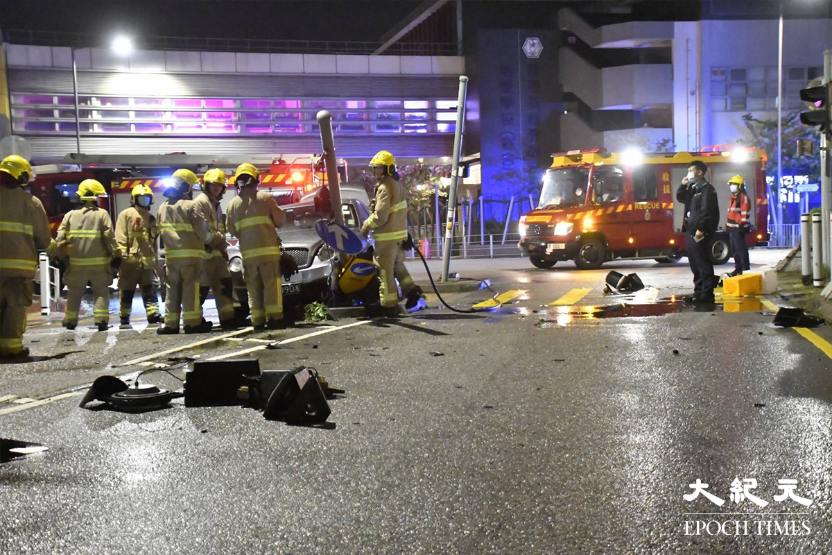 掛有中港牌的名貴私家車，高速撞毀恆富街一個安全島後，安全島的燈箱及交通燈膠等物件散落一地。（麥碧／大紀元）