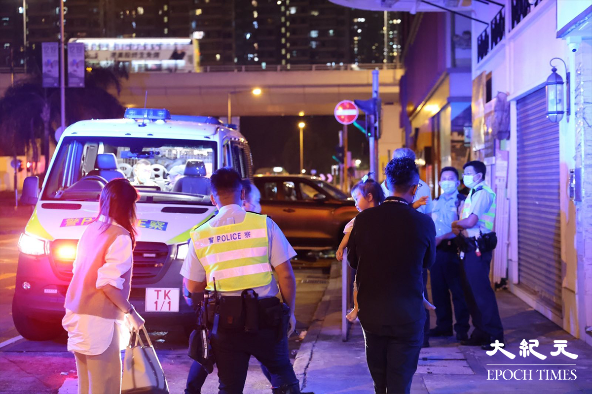 昨（15日）晚上11時，一輛農夫車與一輛私家車在海壇街近南昌街交界相撞，有人報稱私家車上一名女嬰不適，由家人抱上救護車接受治理。（李辰／大紀元）