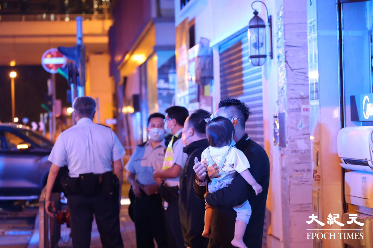 昨（15日）晚上11時，一輛農夫車與一輛私家車在海壇街近南昌街交界相撞，有人報稱私家車上一名女嬰不適，由家人抱上救護車接受治理。（李辰／大紀元）