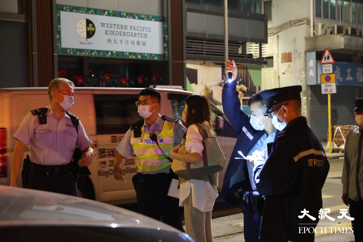 私家車女司機在現場，協助警方調查意外起因。（李辰／大紀元）