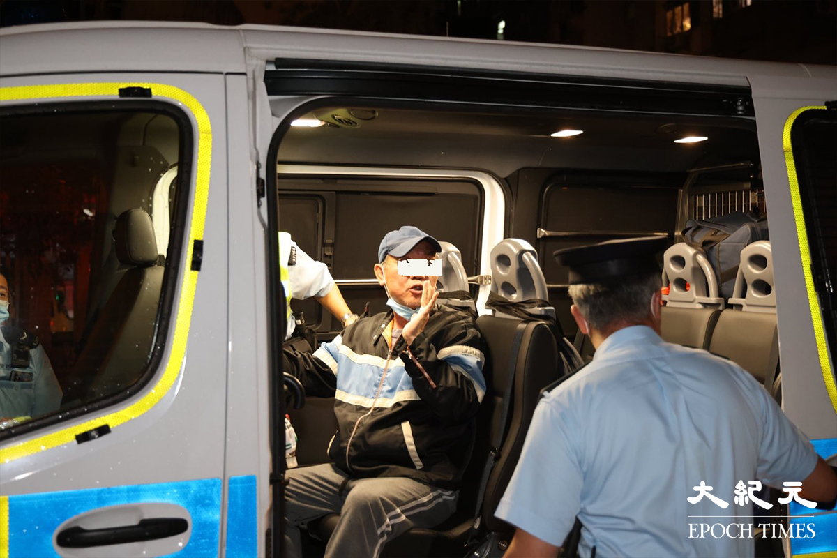 涉嫌酒駕的農夫車司機被警方拘捕，並帶返警署繼續調查。（李辰／大紀元）