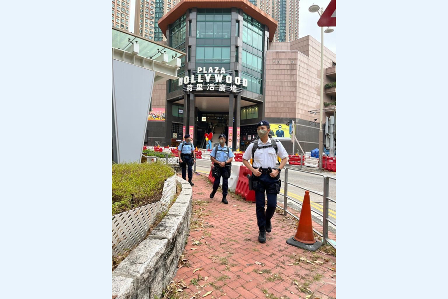 警方在鑽石山荷里活廣場巡邏。（香港警察Facebook）