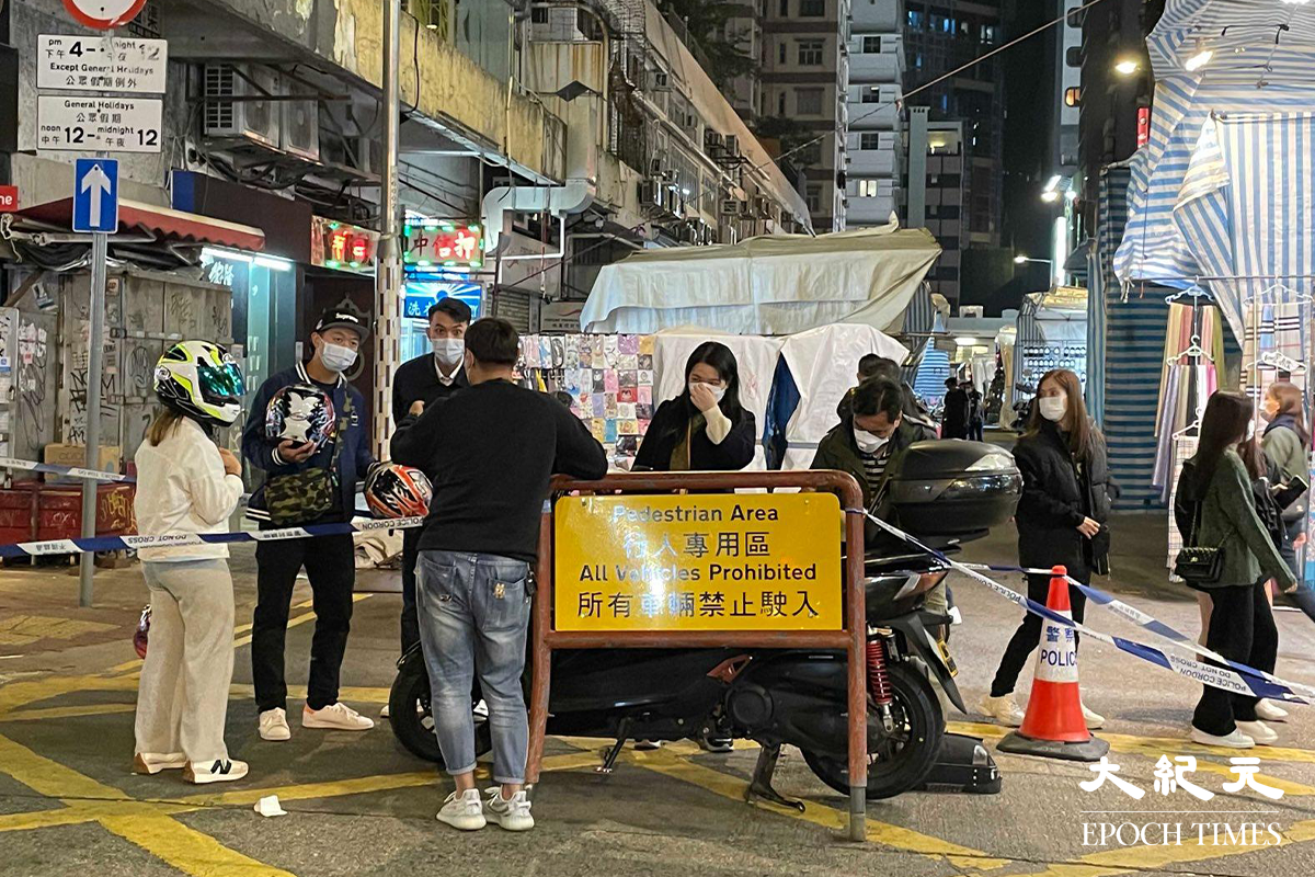 警方將事主發現失車的附近範圍封鎖，刑事偵緝檔探員到場展開調查。（卓相如／大紀元）