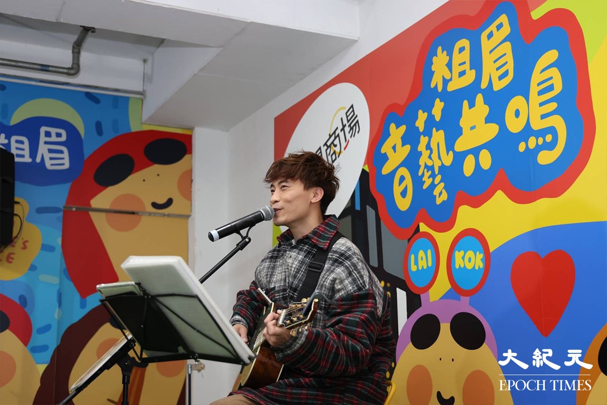 人氣唱作歌手黃劍文 (Kimman)，除了在現場busking與樂迷互動外，之後更與樂迷拍照，並為樂迷送上親手簽名的yes卡，令現場氣氛相當熱鬧。（胡凱欣／大紀元）